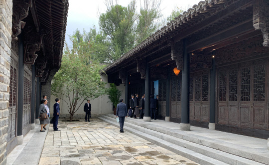 20일 오후 '제9차 한·중·일 외교장관 회의'가 열리는 중국 베이징(北京) 구베이수이전(古北水鎭)에 한중일 3국 외교부 관계자들이 도착하고 있다. 강경화 외교부 장관과 고노 다로(河野太郞) 일본 외무상, 왕이(王毅) 중국 외교 담당 국무위원 겸 외교부장은 이날 구베이수이전에서 만찬을 가질 예정이다. 연합뉴스